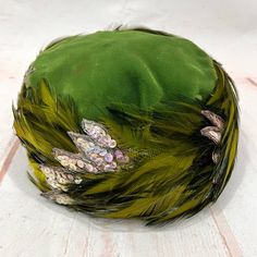 Vintage Winkelman’s Mid Century 60’s Green Velvet Sequin Feather Chapeau Pillbox Hat. Stunning Piece Of History. I Would Guess This Is From The 50’s Or 60’s But The Pheasant Feathers Are Reminiscent Of The Art Deco Era 20’s 30’s And 40’s Also. The Grass Green Velvet Top Has A Few Spots And Discoloration. The Chartreuse And Lime Forest Green Feathers Along With Iridescent Beaded Sequin Appliqus Make This An Absolute Head Turner And A Rare Find. These Pillbox Hats Are Meant To Sit Further Back And Vintage Winter Hats For Women, Vintage Green Hat, Pillbox Hats, Green Velvet Top, Green Feathers, Pretty Hats, Pheasant Feathers, Pillbox Hat, Vintage Hats