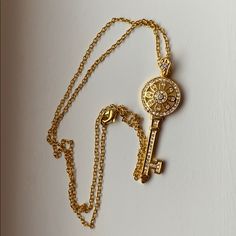 New Simulated Diamond Silvertone And Goldtone Key Pendant Necklace With 18in Chain. Gold Key Necklace, Key Necklace Vintage, Girls Choker, Czech Glass Necklace, Fan Necklace, Owl Pendant Necklace, Horseshoe Pendant, Key Pendant Necklace, Gold Key