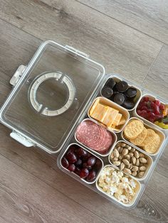 Road Trip Snackle Box Ideas, Plane Snack Box Ideas, Food For Traveling Road Trips, Healthy Snacklebox Ideas, Snack Box Ideas For Adults, Picnic Tray, Toddler Menu