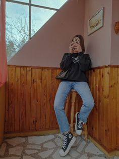 Jeans, sneakers, converse, casual outfit, baggy sweater, black, girl posing, fashion post, sitting on a chair, chair pose Baggy Sweatshirt, Comfy Sneakers, Simple Casual Outfits, Casual Outfit, Straight Jeans, All Star, Korean Fashion, Every Day