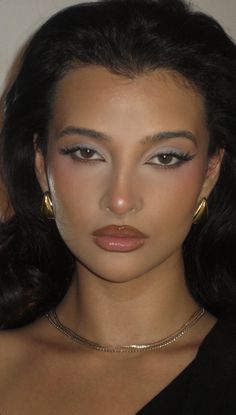 Espresso Brown Makeup, Make Up Looks Every Day, Dark Blush Makeup Look, Heavy Bronzer Makeup Looks, 2002 Makeup Trends, Contrast Makeup Looks, Blush Placement For Diamond Face, 2024 Holiday Makeup, Minimalist Glam Makeup