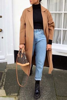 MUST HAVE COATS FOR AUTUMN 2021 | FALL OUTFIT IDEAS Tas Louis Vuitton, Vuitton Outfit, Doc Martens Outfit, Trendy Outfits Winter, Women Overcoat, Winter Trends, Coat Outfits, Mode Inspo, Casual Winter Outfits