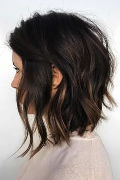 Flirty Short Hairstyles For Fine Hair ★ Red Hair Cuts, Feathered Hair Cut, Feathered Hair, Wavy Lob, Medium Bob, Penteado Cabelo Curto, Feathered Hairstyles, Dark Brown Hair, Hair Today