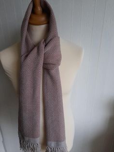 Adoptez cette écharpe durable en pure laine hypoallergénique! Un confort unique! Une classe intemporelle! Knitted Scarf