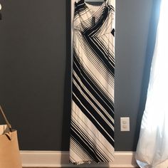 Black And White Maxi Dress With Slit Up Left Size! Brand New! Never Worn. Very Flattering Pattern. Black And White Maxi Dress, Black White Maxi Dress, White Maxi Dress, White Maxi, White House Black, White House Black Market, House Black, Dresses Maxi, Black House