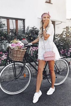 Chill Hip Hop, Velo Vintage, Bicycle Girl, Bike Style, Life Is A Journey, Mode Inspo, Girly Fashion, Style Outfits, Spring Summer Outfits