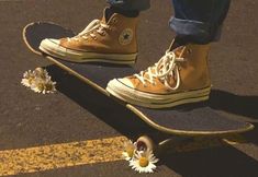 Photowall Ideas, Style Skate, Skate Aesthetic, Hufflepuff Aesthetic, Skateboard Aesthetic, Skater Vibes, Skating Aesthetic, Skate Girl, Skater Aesthetic