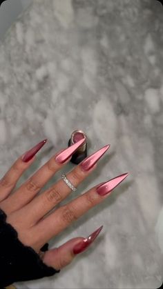 Glittering Almond Nails Cateye Red Nails, Pointy Nail Designs Stilettos, Cat Eye Stiletto Nails, Classy Stiletto Nails, Xl Stiletto Nails, Glitter Nails Red, Cateyes Nails Design, Nail Acrylic Designs, Cateyes Nails