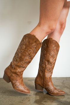 The indie cowboy boots are the shoe of the summer. Trendy and comfortable design. Wear these boots to add a western touch to your outfit. Zipper closure to make it easier to put on. Perfect for any music festival, concert, or casual summer outfit. Country Outfits Summer, Indie Cowboy, Cute Cowboy Boots, Country Summer Outfits, Anne Wilson, Cute Cowgirl Boots, Fawn Colour, Cute Cowgirl, Fake Life