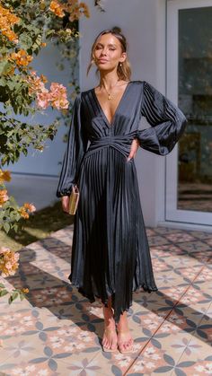 Wedding Guest Dress With Sleeves, Pregnant Wedding Guest, Fall Wedding Outfits, Summer Wedding Guests, Guest Attire, Wedding Attire Guest, Pleated Midi Dress, Wedding Guest Dress Summer, Waist Length