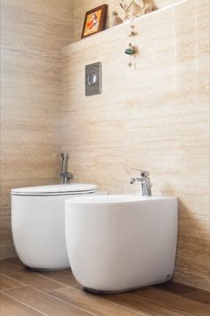 Ristrutturazione due bagni di 6mq a Novara: bagno beige effetto marmo travertino con pavimento in gres effetto legno e sanitari a terra Teak, Color