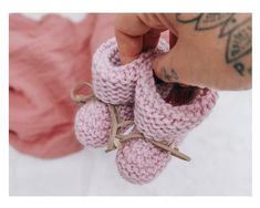 Babyschühchen mit Beinstulpen-Funktion, Erstausstattung fürs Baby, Neugeborenen Schuhe, Wollschuhe handgestrickt, in mehreren Farben von DieMaschemitHerz auf Etsy Custom Baby Shoes Knit