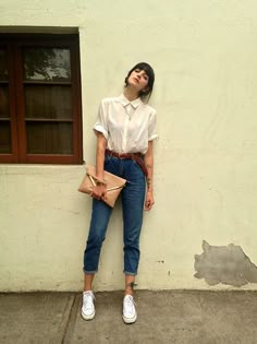 Paz  Halabi Rodriguez - H&M Blouse, Topshop Mom Jeans, Converse White, Bimba&Lola Clutch - Mom jeans Minimal Stil, Tomboy Stil, Pakaian Hipster, Topshop Mom Jeans, White Chucks, Blue Mom Jeans, H&m Blouse, Converse White, Style Hip Hop