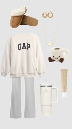 Cozy Sweatpants Outfits, Cool Sweatpants, Sweatpants Outfit Ideas, Sweatpants Outfits, Cozy Sweatpants, Baggy Sweatpants, Skandinavian Fashion, Sweatpants Outfit, Casual Preppy Outfits