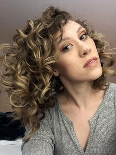 The Plump Method for Curly Girls Explained in 5 Simple Steps Plump Hair, Hair Plopping, Fluffy Curls, Different Curls, Naturally Curly Hair, Big Curls, Hair Techniques, Curly Girl Method, Work Hairstyles