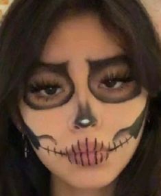 🖤 Halloween Mekaup Ideas, Face Paint Makeup Looks Easy, Pre Shower Makeup Ideas, Pre Shower Makeup, Face Paint Ideas Aesthetic, Halloween Makeup Skeleton, Shower Makeup