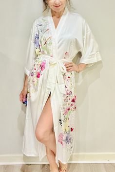 🌸 Beautiful Japanese style Kimono,  with bright colourful floral print. These gowns feel beautiful and drape very well on the body, luxurious fabric with painted flowers  trailing through the print,  feminine & beautiful.  With 3/4 sleeves and tie belt. 🌸 Free Size fits UK 8 - 18 ⭐️ To see my other Luxury Gowns please visit the link below  https://www.etsy.com/uk/shop/Kimonocoboutique?ref=shop-header-name&listing_id=1670274453&from_page=listing§ion_id=47530503 ⭐️ To see the my whole range plea Vintage Boho Fashion, Style Japonais, Satin Gown, Bridesmaid Robes, T Shirt And Jeans, Womens Robes, Boho Stil, Mode Vintage, How To Feel Beautiful