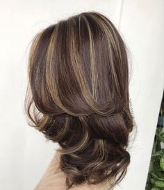 Easy Hairstyles For Layers Hair, Dark Brown Golden Highlights, Brown Hair Ideas Color, Wavy Dark Hair With Highlights, Brown Hair Cool Blonde Highlights, Dark Hair Colour Ideas Highlights, Caramel Highlights On Short Brown Hair, What To Do With Brown Hair, Brown Blonde Chunky Highlights