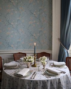 Looking back at this wintry table set at @sixparkplace this time last year 🤍 These cool blue tones and ornate detail in the silver cutlery, damask linens and crystal stemware remind me to embrace the soft introduction to winter we’re having in London this week and all the beauty that comes with a new season. #antiques #antiquetable #antiquetableware #tablestyling #eventstylist #maisonfete Dinner Table Decor, Antique Interior, White Table, Blue Decor, Table Design