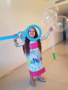 Bubble Costume Diy, Creative Kids Halloween Costume, Kids Halloween Costume Ideas, Bottle Costume, Bubble Costume, Halloween Crafts For Kids To Make, Creative Halloween Costumes Diy, Kids Halloween Costume, Bubble Bottle