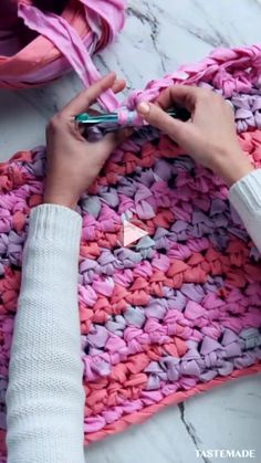 ✓ ✓ knitting projects, knitting designs. Karpet Perca, Rag Rug Diy, Rag Rug Tutorial, Hantverk Diy, Braided Rug Diy, Braided Rag Rugs, Crochet Rag Rug, Rug Tutorial, Crochet Rug Patterns