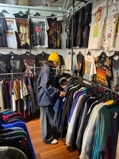 Lewis Core Aesthetic, Skate Shop Aesthetic, Thrift Shop Aesthetic, Skater Lifestyle, Aesthetic Hellokitty, Skater Beanie, Skater Aesthetic, Cool Fits, Y2k Aesthetic