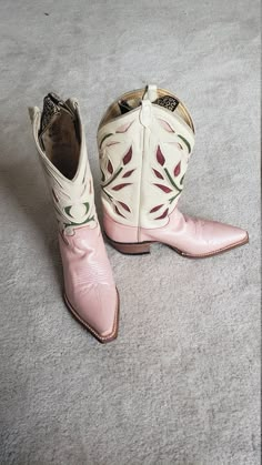 How To Shop TikTok’s Favorite Cowboy Boots #refinery29 https://www.refinery29.com/en-us/vintage-cowboy-boots#slide-9 Cowboy Boots Vintage, Cowboy Boots Colorful, Funky Cowboy Boots, 90s Western Boots, Thrifted Cowboy Boots, Vintage Cowboy Boots Concert, Cute Cowgirl Boots, Custom Cowboy Boots, Bota Country