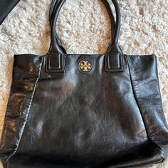 Express Your Tory Burch Style With This Luxe Bombe Glazed Leather Tote. The Bestselling Style Is Crafted In A Chic Oversized Silhouette And Embossed With Her Signature Logo. Excellent Condition Tori Burch Bags, Tori Burch, Tory Burch Bags, Tory Burch Bag, Oversized Silhouette, Signature Logo, Leather Tote, Tory Burch, Shoulder Bags