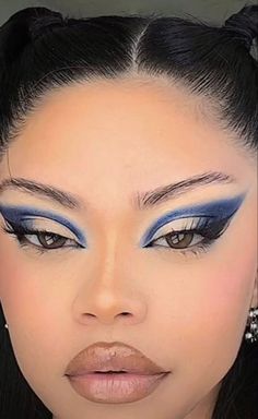 Rave Makeup Blue, Futuristic Eye Makeup, Dramatic Cat Eye Makeup, Futuristic Makeup Looks, Make Up Yeux, Party Makeup Ideas, Futuristic Makeup, Vibrant Makeup, Show Makeup