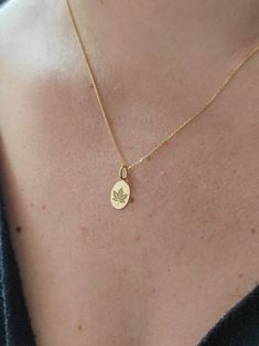 14K Solid Gold Maple Leaf Necklace - Oval Pendant - Gold Leaf Jewelry  Find all the information you need about your pendant : Material: 14K Solid Real Gold Stamp: 585 (14K) Pendant Size:  - 12x8 mm / 0.47x0.31 inches     Pendant Thickness: 0.5mm Inner diameter of the jumpring: 4mm FREE Backside Engraving Gift Box Included! Chain Information: Rolo Chain - 0.70mm thick - 16 inches / 40cm - 18 inches / 45cm - 20 inches / 50cm - 22 inches / 55cm Veneziana Chain - 0.65mm thick - 16 inches / 40cm - 18 inches / 45cm - 20 inches / 50cm-22 inches / 55cm Add your personalized engraving on the back for FREE, we recommend a word or an initial or a date. Let us inform you that apart the initial one, the rest are engraved vertically. Personalized/Custom orders cannot be returned. Our workshop will help Autum Leaf Necklace, Maple Leaf Jewelry, Handmade Yellow Gold Oval Necklace, Handmade Oval Yellow Gold Necklace, Dainty Oval Hallmarked Necklace, Handmade Yellow Gold Necklace With Oval Cabochon, Leaf Necklace Gold, Maple Leaf Necklace, Gold Leaf Jewelry