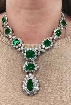 Important Green 85.00CT Emerald and Lab-Created Sparkle Diamonds Luxury Necklace Detachable Necklace, Gold Drop Necklace, Inexpensive Jewelry, Rings Beads, Bvlgari Jewelry, Metal Pendants, Beaded Jewelry Necklaces, Expensive Jewelry Luxury, Gold And Silver Jewelry