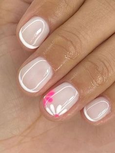 Minimalistische nageldesigns en nail art - Mamaliefde Simple Spring Nails Flowers, Very Very Short Nails Ideas, Nail Ideas For Short Nails Gel, Nail Ideas For Older Women, Short Nail Gel Ideas, Cute French Nails Ideas, Short Gel Polish Nails, Simple Summer Nail Ideas 2024, Mail Art Design