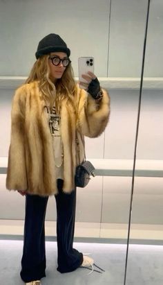 Short Fur Coat Outfit, Hood Outfits Men, Gal Clothes, Hood Outfits, Fur Coat Outfits, Friends Clothing, Stile Kylie Jenner, Fashion Reels, Reels Ideas