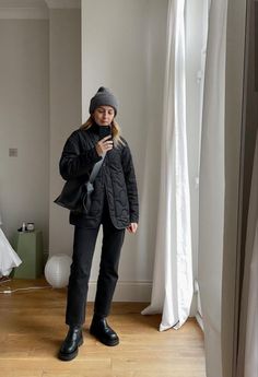 New York Rain Outfit Rainy Days, City Fall Aesthetic Fashion, Effortless Wedding Guest Outfit, Winter Outfits Scandinavian Street Styles, Casual Crossbody Bag Street Styles, Casual Outfits Scandinavian, Blundstone Professional Outfit, Australian Fall Fashion, Dressy Causal Outfits Women