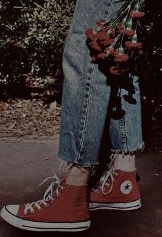 All Star Cano Alto, Arte Grunge, Red Converse, The Dark Artifices, All Stars Converse, Aesthetic Shoes, Aesthetic Images, Retro Aesthetic, Red Aesthetic