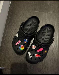 Best Crocs Color, Crocs Black, Black Crocs Aesthetic, Crocs Aesthetic, Crocs With Charms, Black Crocs