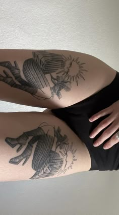 Tatoo, sun, Domenico Bug Knee Tattoo, Blastover Tattoo, Trippy Tattoo Ideas, Upper Thigh Tattoos, Trippy Tattoo, Crow Tattoo Design, American Traditional Tattoo Ideas, Traditional Tattoo Ideas, Surreal Tattoo