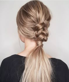 Si no quieres llevar la trenza completa, prueba dejándola a la mitad. Simple Ponytails, Penteado Cabelo Curto, Holiday Hairstyles, Braided Ponytail, Hair Dos, Ponytail Hairstyles, Braid Styles, Hair Day