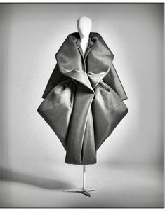 Mode Origami, Floor Length Robe, Sculpture Fashion, Futurism Fashion, Structured Fashion, Grey Floor, Sculptural Fashion, Dress Form Mannequin, Fashion D