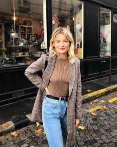 What is the Five-Piece French Wardrobe? Sabina Socol, Jeans Trend, Fall Fashion Coats, Parisienne Chic, French Girl Style, Easy Style