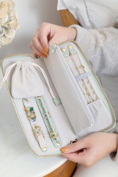 Jewelry Travel Bag, Stackers Jewellery, Diy Hair Accessories Ribbon, Pencil Case Pouch, Travel Jewelry Organizer, Jewelry Box Diy, Diy Bag Designs, Travel Jewelry Box, Travel Jewelry Case