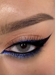 Blue Eyeliner Makeup, Disco Makeup, Pretty Eye Makeup, Prom Eye Makeup, Eyeliner Eyeshadow, Cute Eye Makeup, Make Up Inspiration