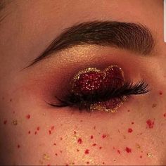 @angelic_vanity Heart Eyes Makeup, Heart Eye Makeup, Makeup Wallpaper, Mekap Mata, Heart Eye, Valentines Day Makeup, Cake Face, Smink Inspiration, Face Beat