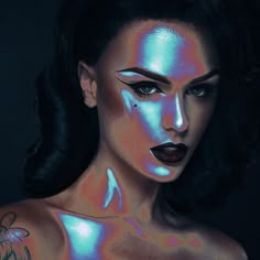 Pin for Later: The New Thermal Highlighter Trend Takes Rainbow Beauty to the Next Level Makeup Zombie, Holographic Makeup, Organizer Makeup, Beauty Vlogger, Elegant Makeup, Creative Makeup Looks, Body Makeup, Fantasy Makeup