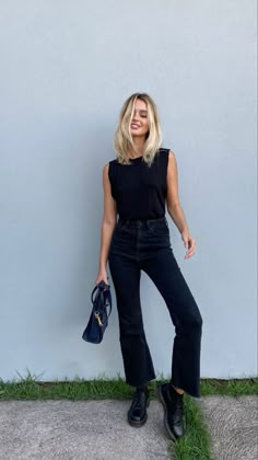 Womens Modern Fashion, Chic Woman Style, Classic Eclectic Outfit, All Black Chic Outfit Casual, Artist Capsule Wardrobe, Black Jeans Aesthetic Outfit, Artsy Chic Style, Folk Fashion Modern, Minimalist Grunge Outfits