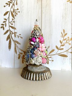 a small christmas tree made out of jewelry