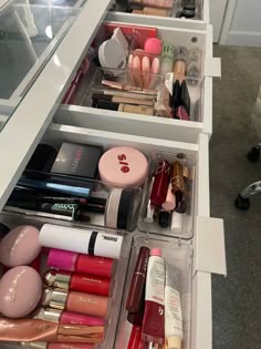 Makeup Draws Organization Storage Ideas, Makeup Organization Vanity Drawers, Inside Vanity Organization, Vanity Draw Organization, Blush Organization, Makeup Desk Ideas Organizations, Organized Makeup Drawer, Makeup Vanity Organization Ideas, Makeup Organization Drawer