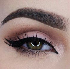 Makeup perfection [eyebrow; eyeliner; eye shadow; lashes; mascara; blending; pink tones) Egyptian Eyeliner, Trucco Smokey Eye, Creative Eyeliner, Quinceanera Makeup, Make Up Inspiration, Cat Eye Makeup, Best Eyeliner