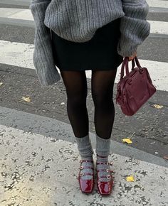 Mary Jane Shoes Outfit, Ballet Flats Outfit, Ballerina Outfit, Burgundy Outfit, Sock Outfits, Burgundy Shoes, Flats Outfit, Paris Mode, School Looks