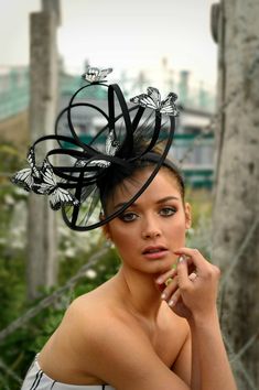 Butterfly Fascinator Diy, Fasinators Diy How To Make, Ankara Head Wrap Styles, Auto Gele Styles, Hatinators Fascinators, Modern Fascinator, Ankara Fascinator, Styles For Braids, Fascinator Designs